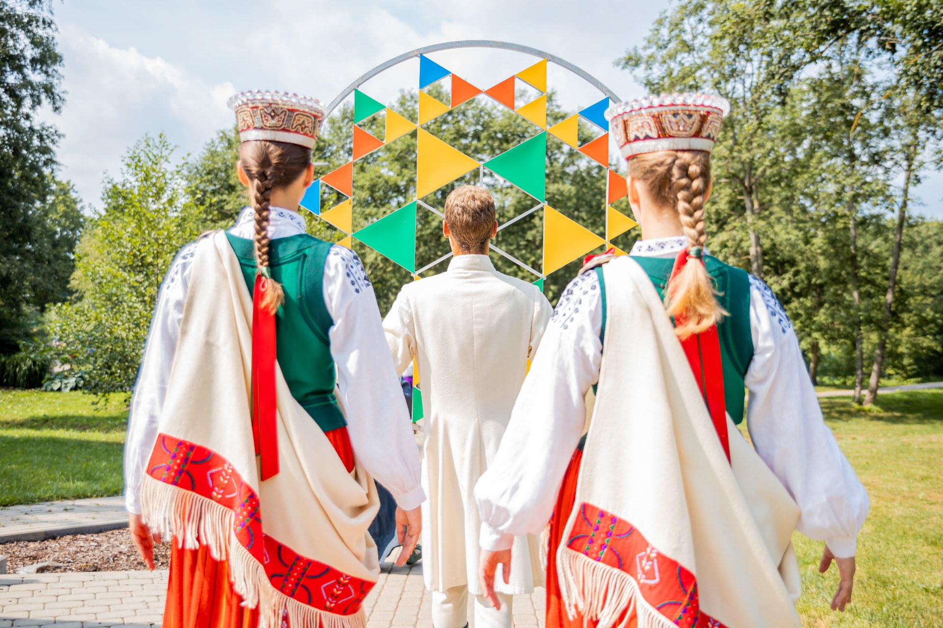 Молодь у латиських національних костюмах на Латвійському святі пісні й танцю